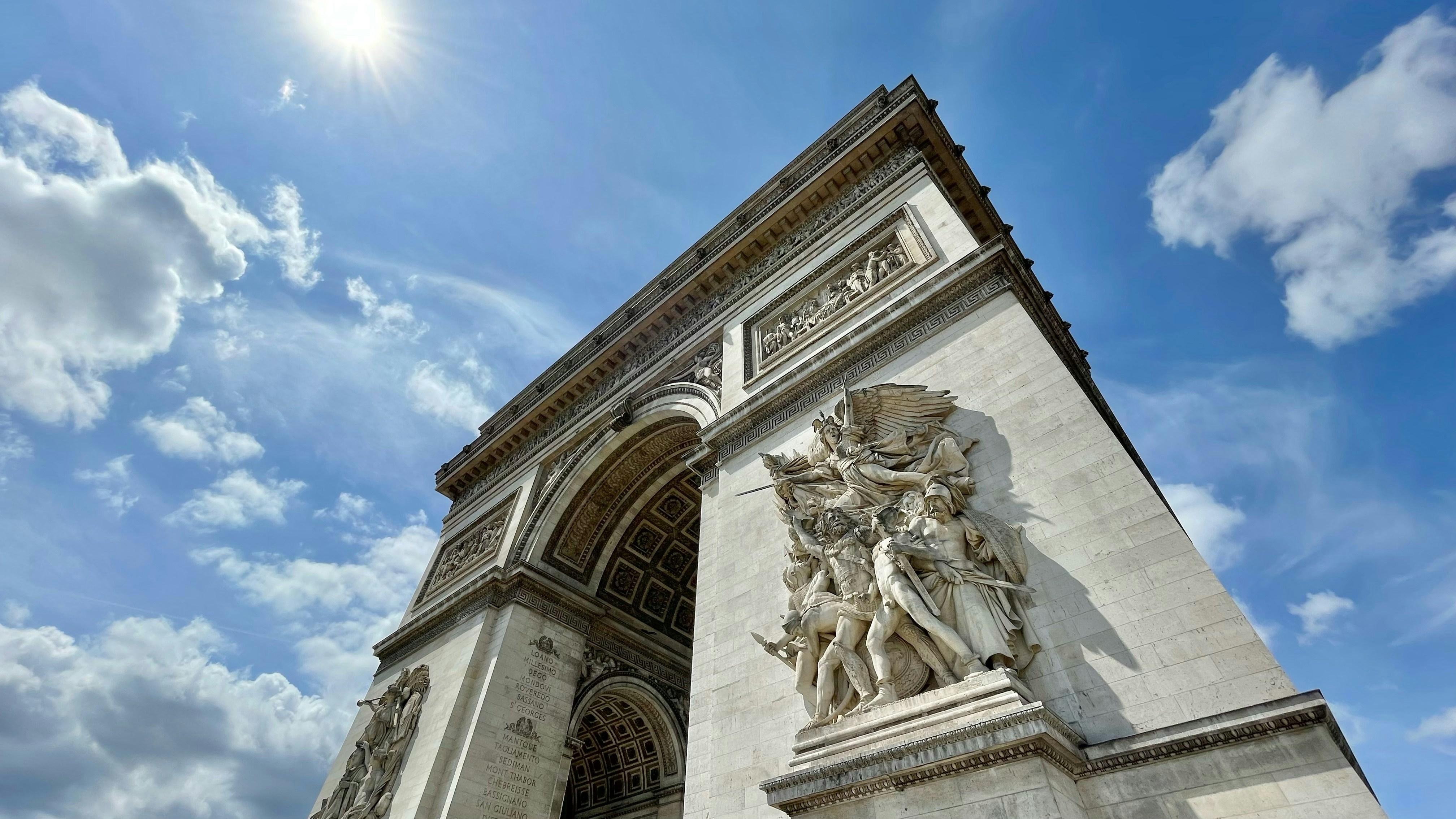 un edificio molto alto con statue ai lati