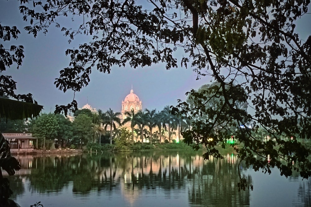 Una vista de un edificio al otro lado de un lago