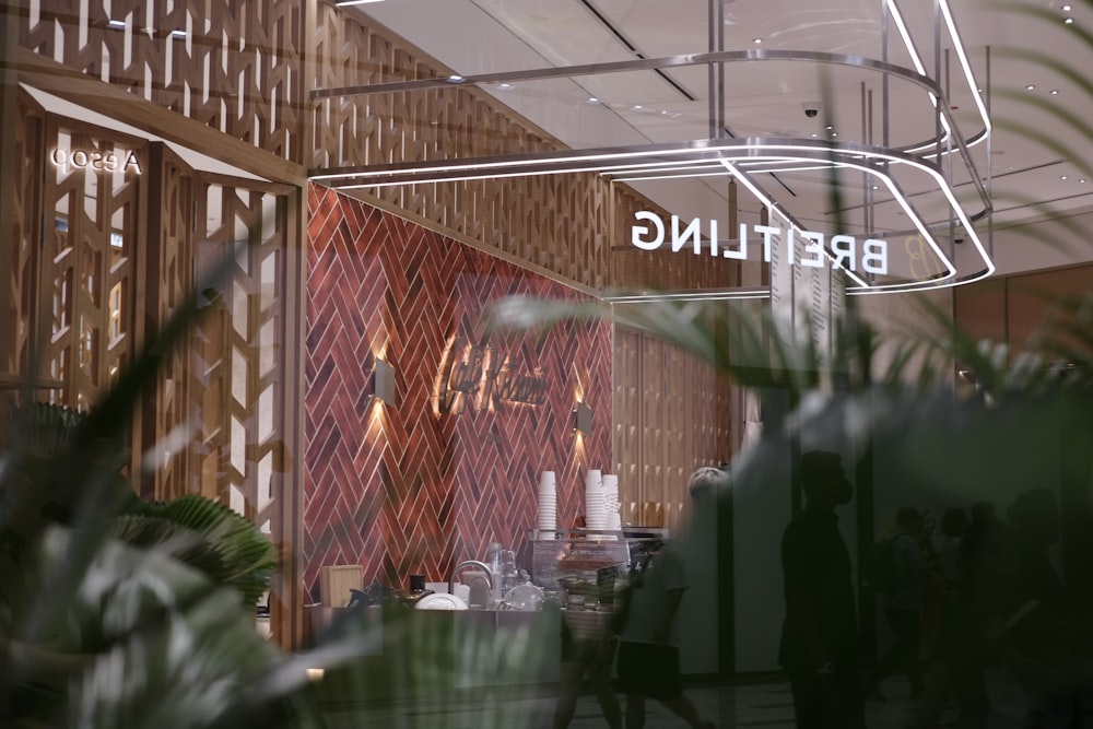 Un restaurante con un letrero que dice Breitling