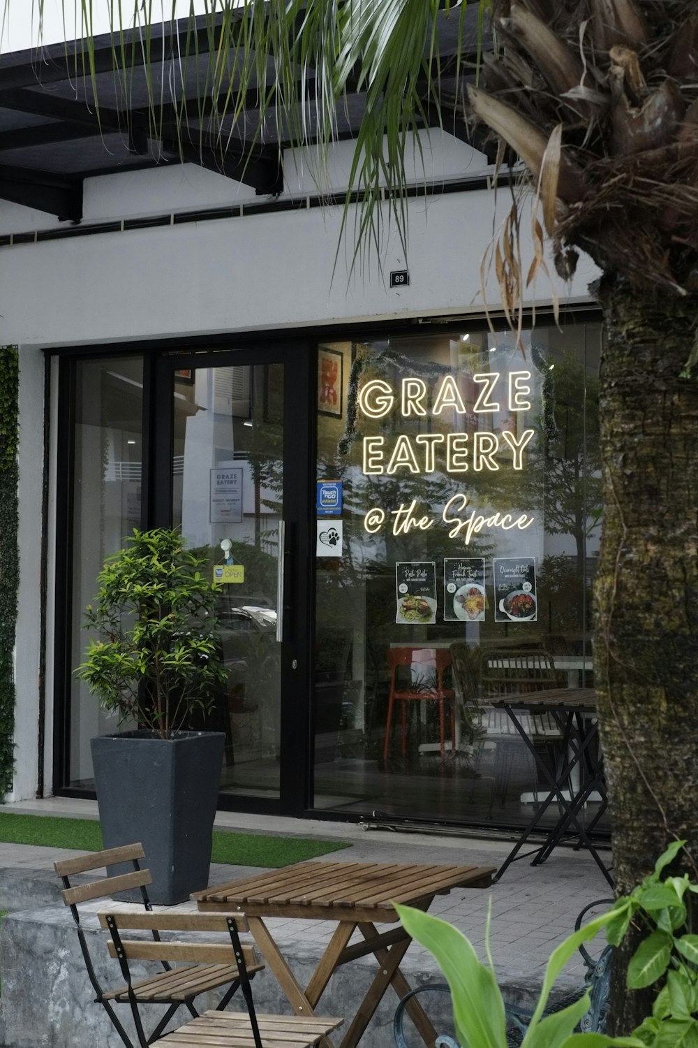 a table and chairs outside of a restaurant