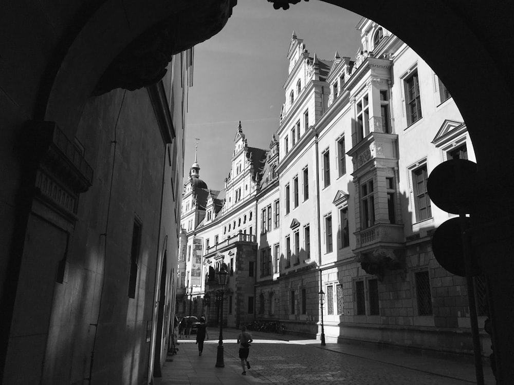 a black and white photo of a city street