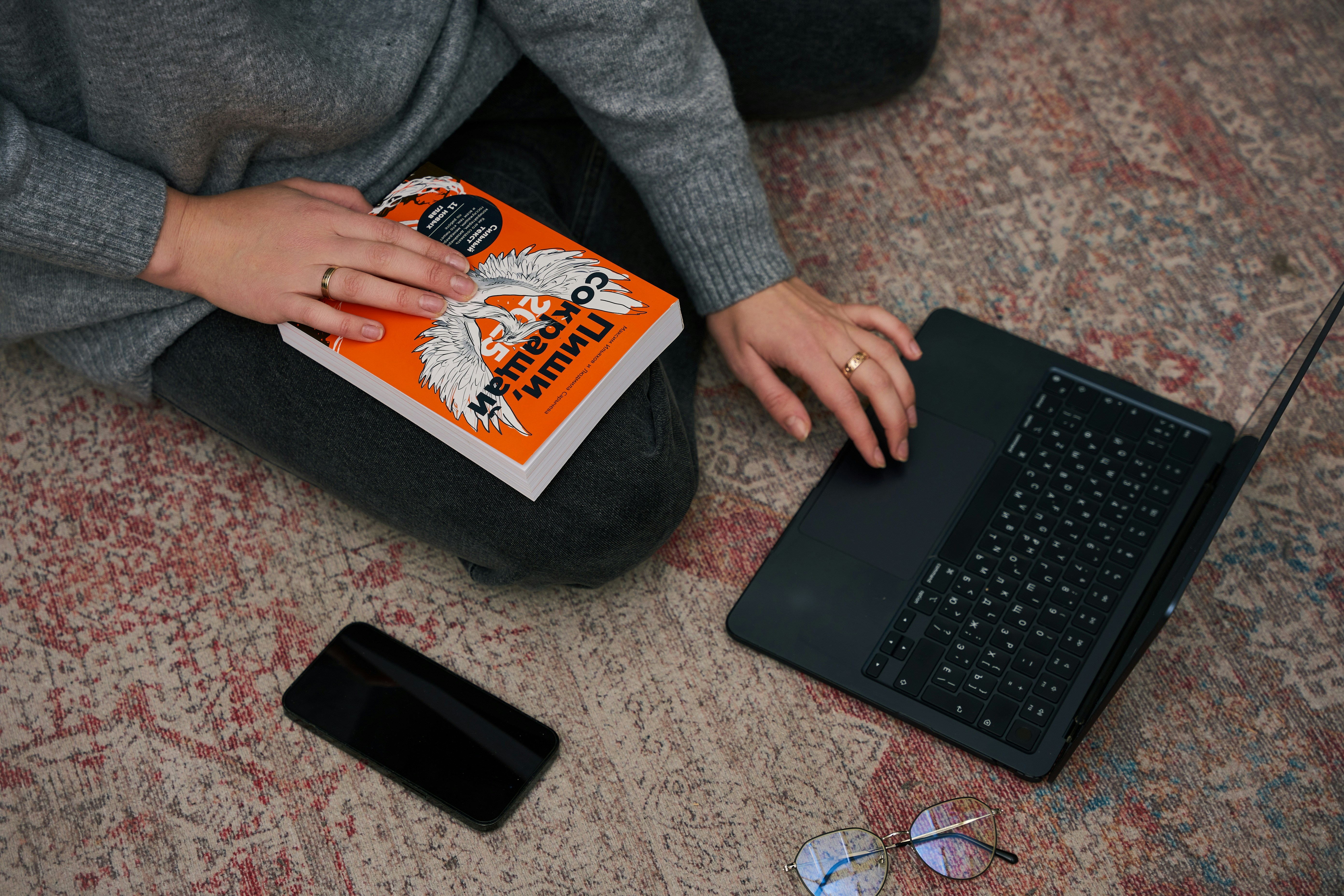 Anak muda belajar dengan laptop dan AI