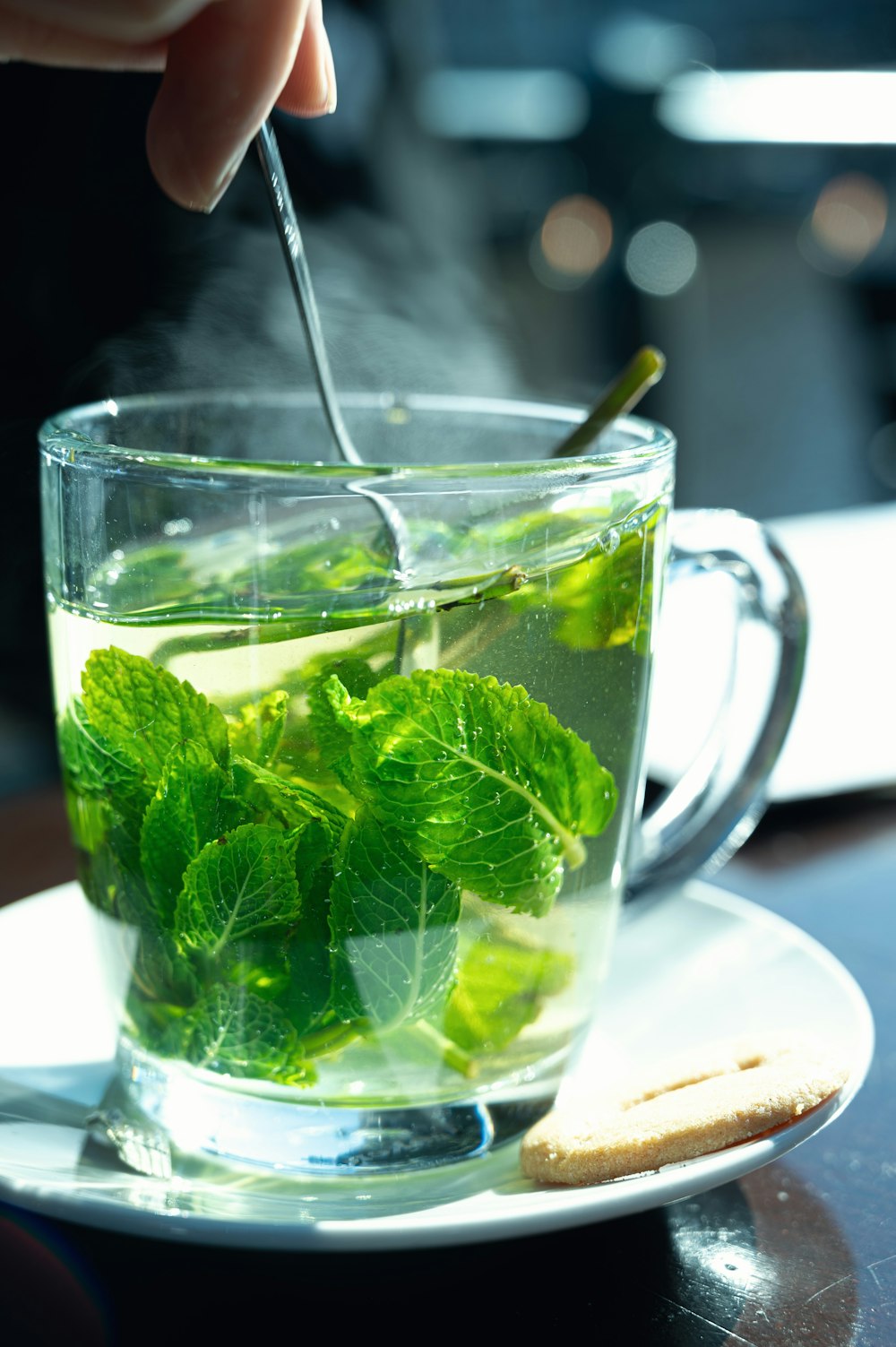 une tasse de thé vert avec une cuillère dedans