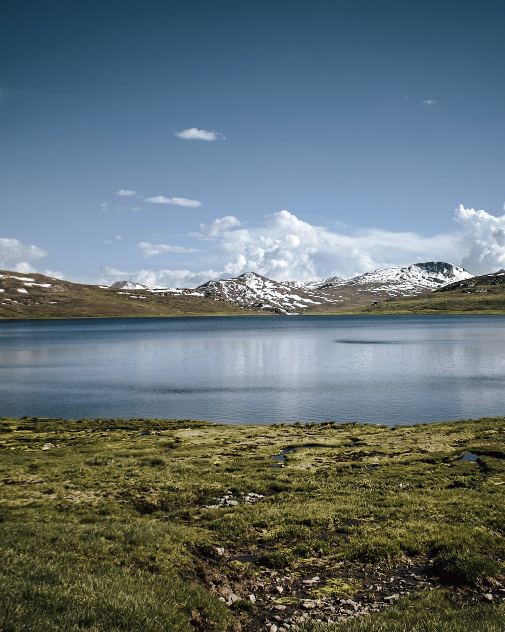 Un grande specchio d'acqua circondato da montagne