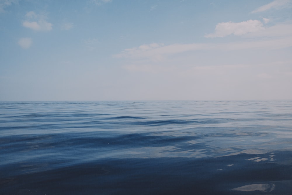 Un cuerpo de agua con un cielo al fondo