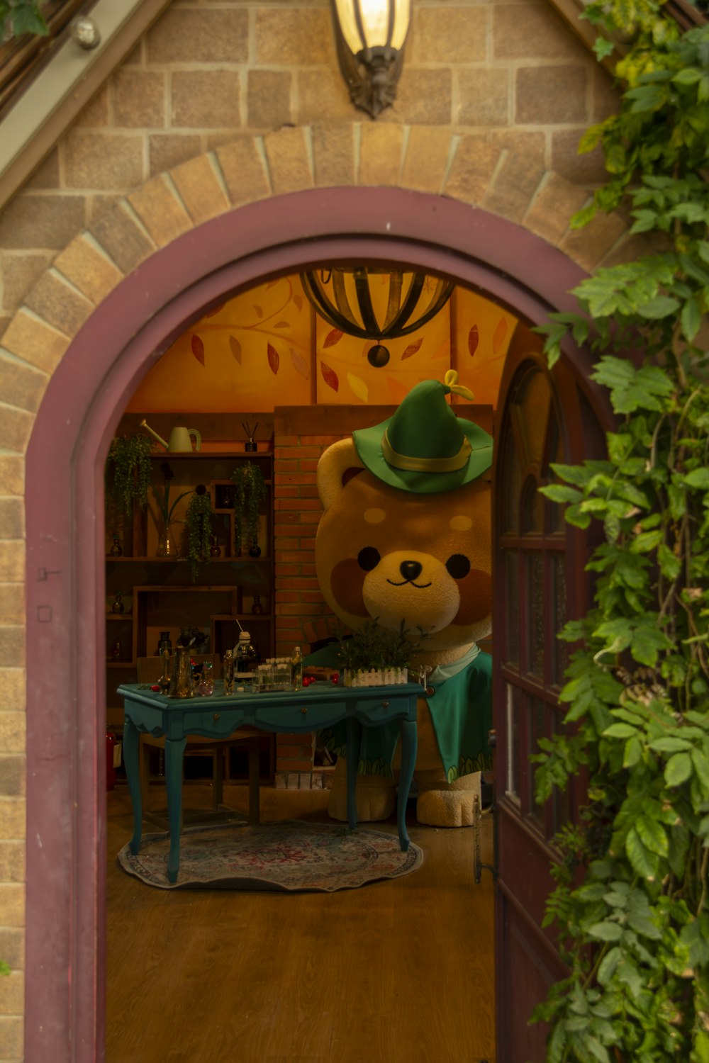 un grande orsacchiotto che indossa un cappello verde