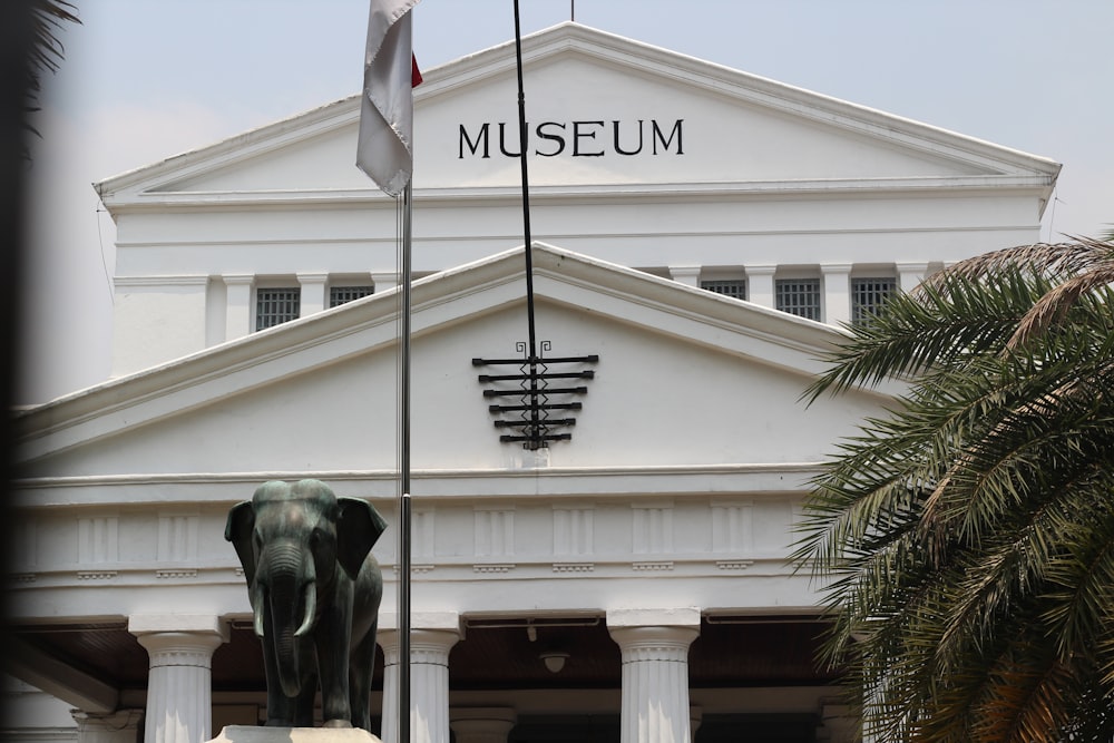 un edificio con la statua di un elefante di fronte