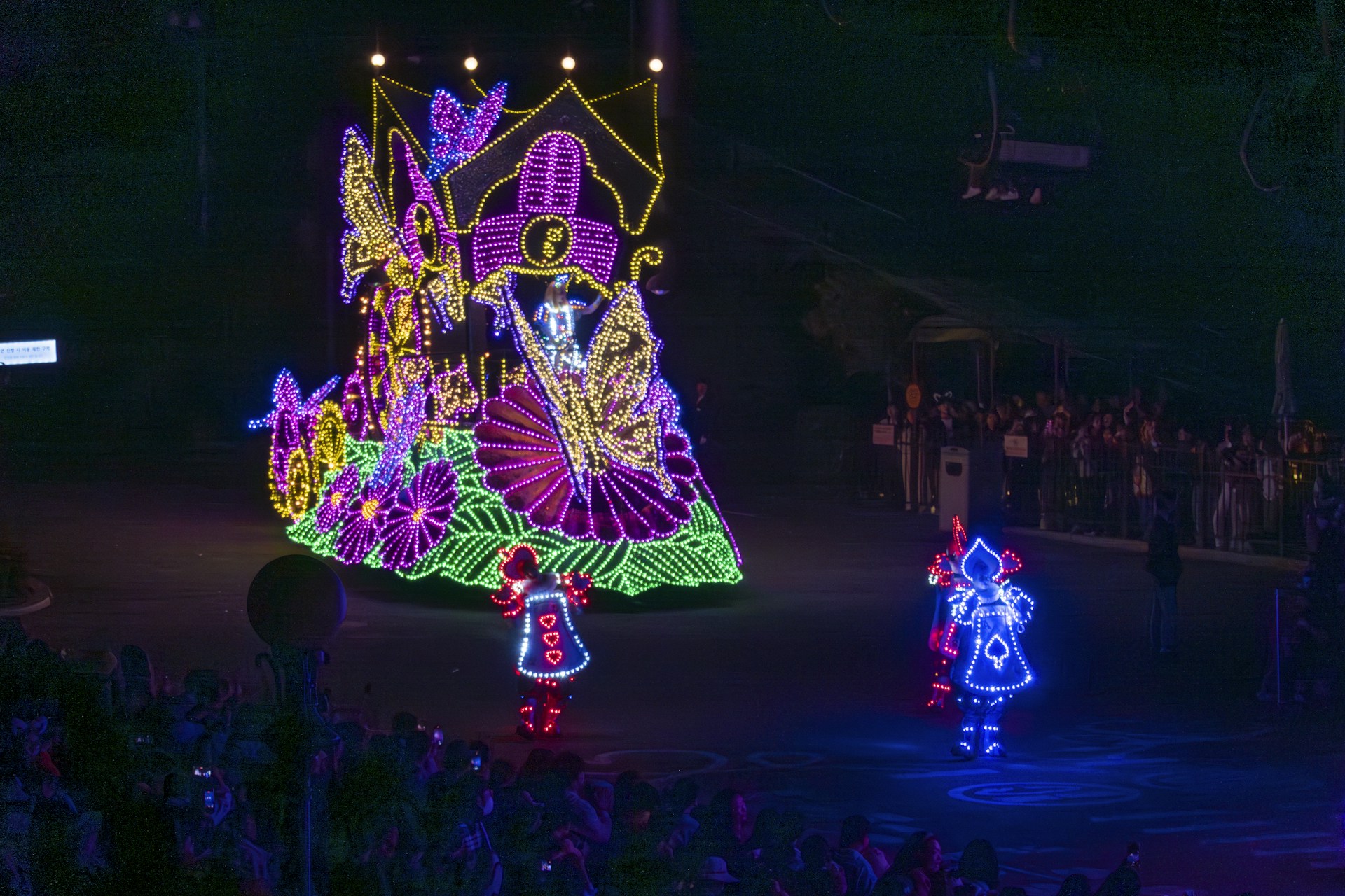 Night scene of the Matilde Carnaval group performing with lively music and illuminated floats in Alfredo Chaves.