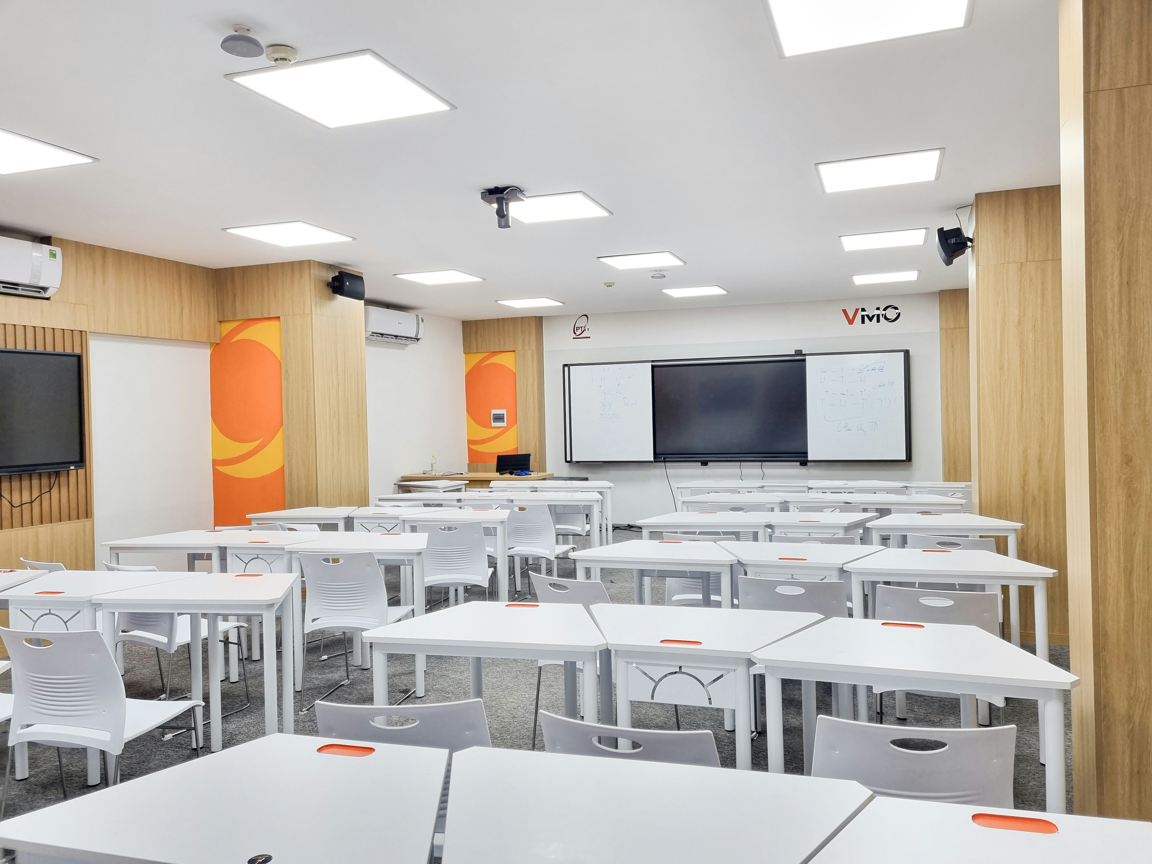 Enfants souriants dans une salle de classe moderne rénovée