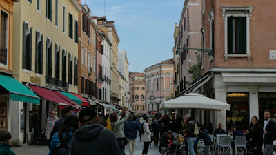 A dynamic in-game screenshot showing a bustling city street in Dinastija Roleplay with players interacting.