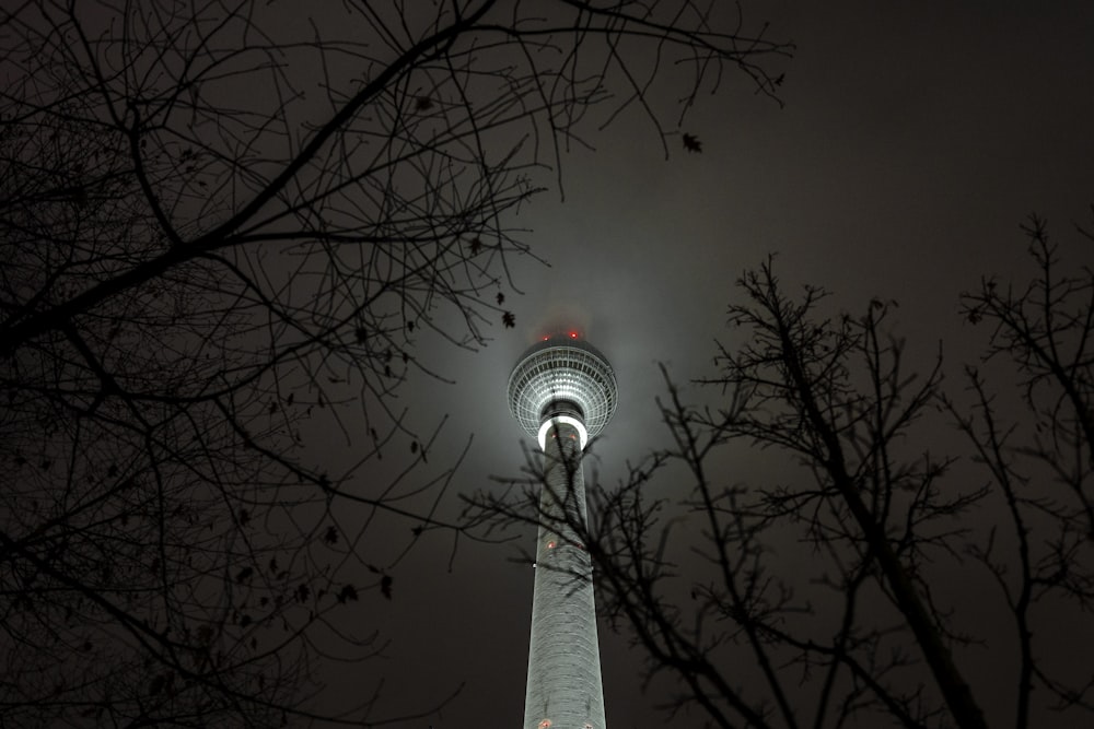 ein sehr hoher Turm mit einem Licht auf der Spitze