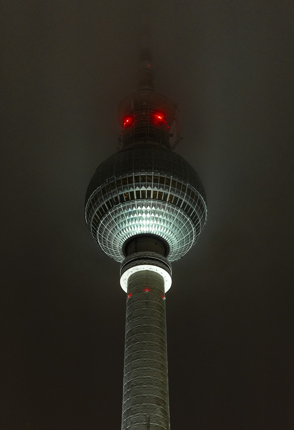una torre alta con una luz roja en la parte superior