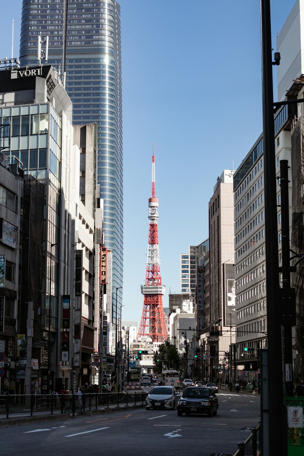 una torre roja y blanca en medio de una ciudad