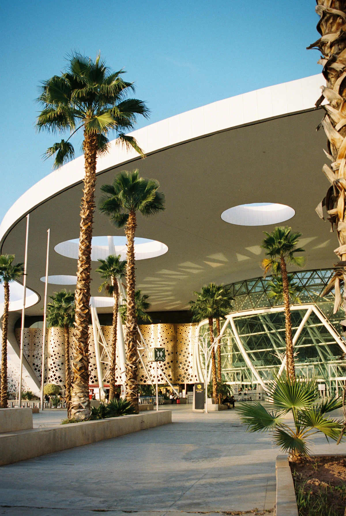 Bâtiment d'aéroport au Maroc avec palmiers en façade