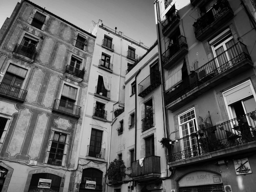 a black and white photo of some buildings