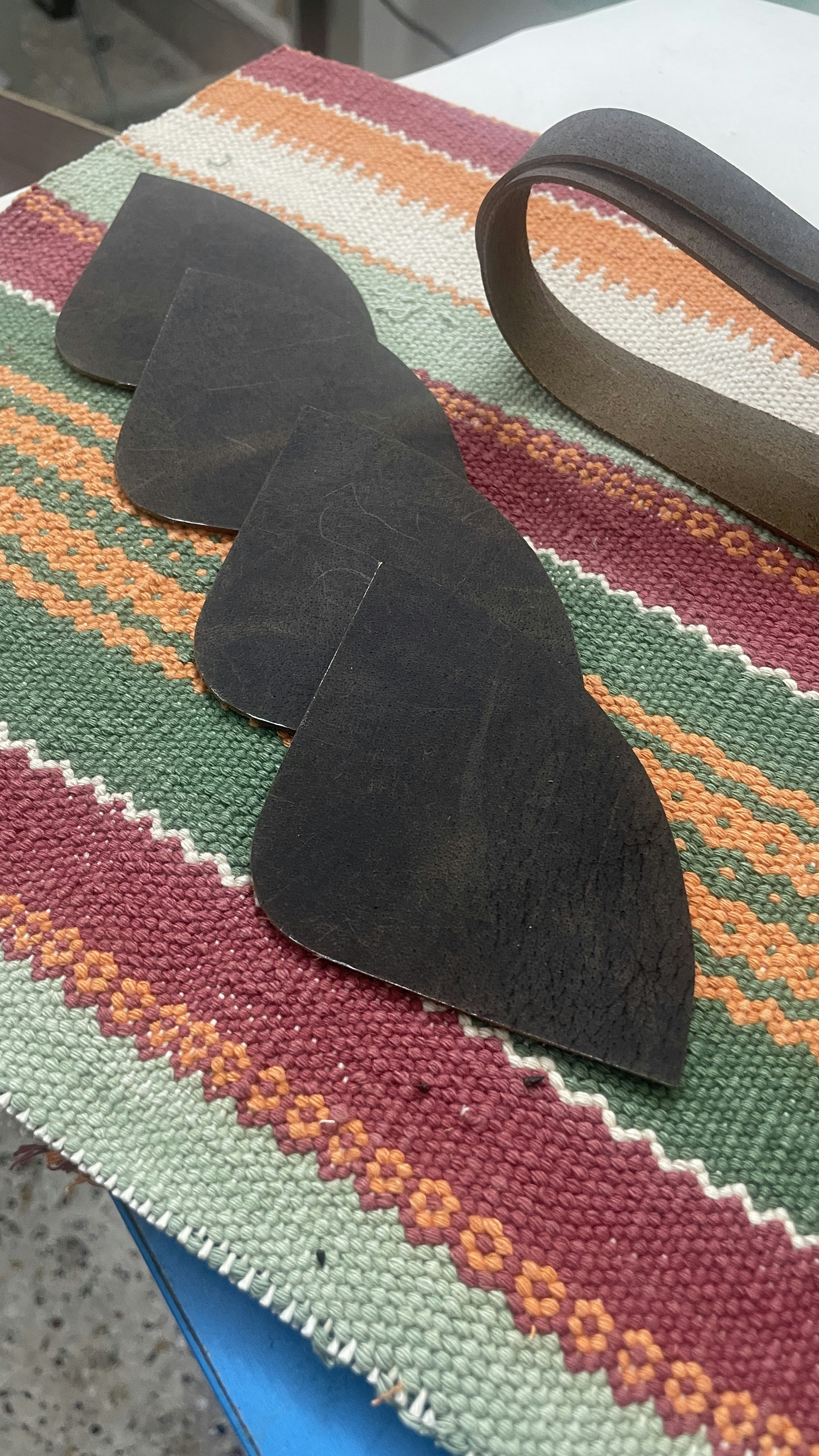 a pair of scissors sitting on top of a rug