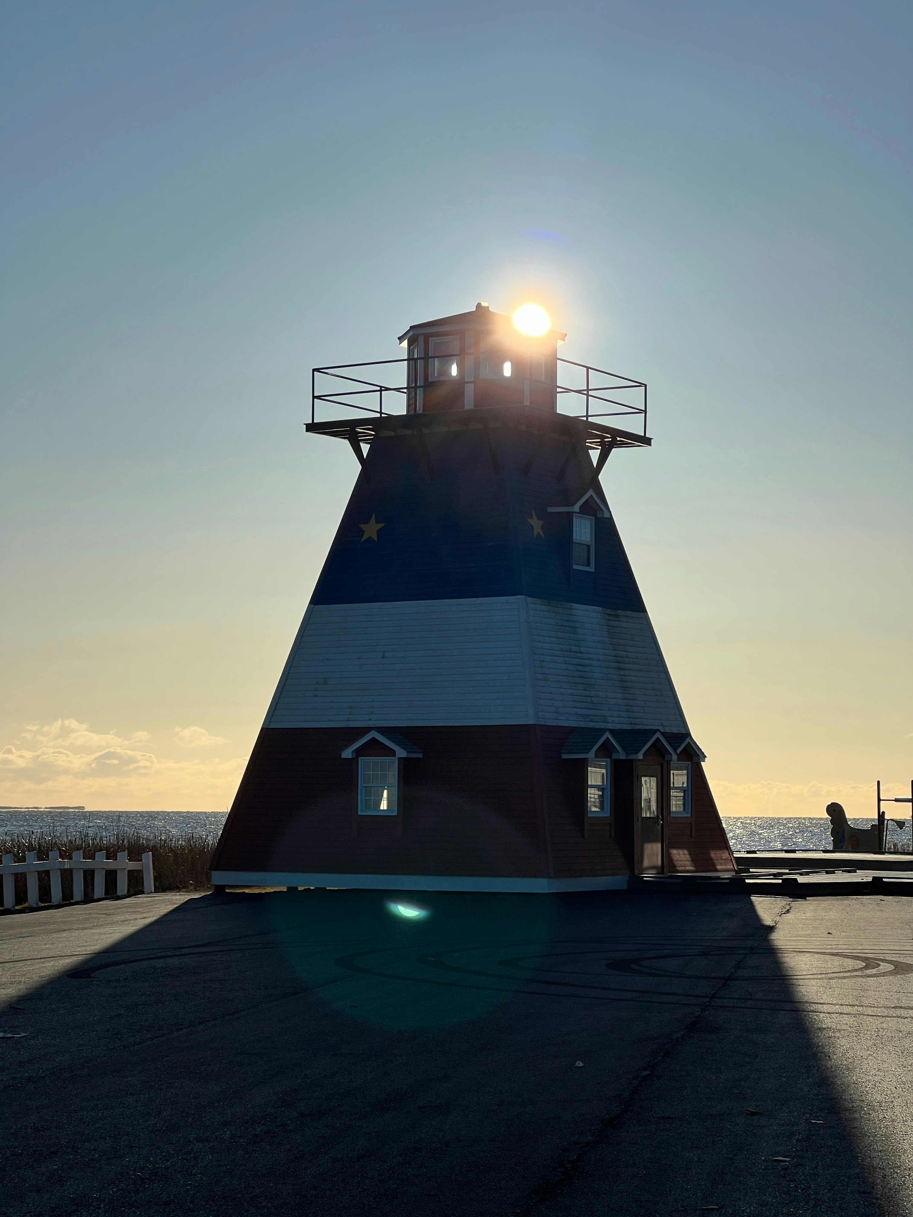 駐車場の上に鎮座する灯台