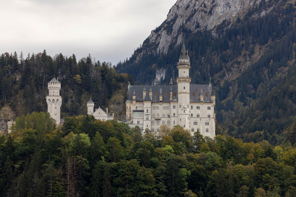 Un castello su una collina con una montagna sullo sfondo