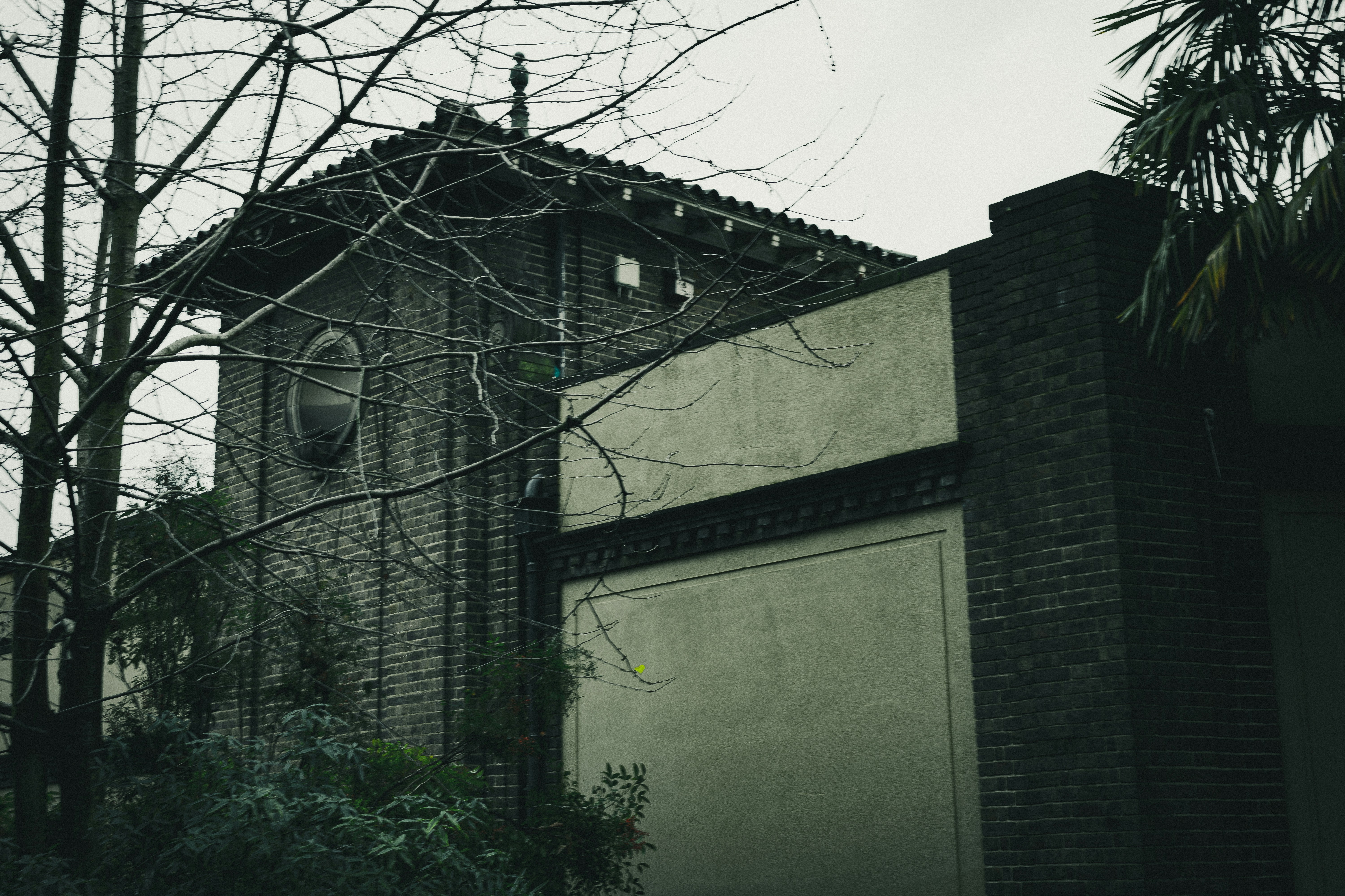 ein Gebäude mit einer Uhr an der Seite