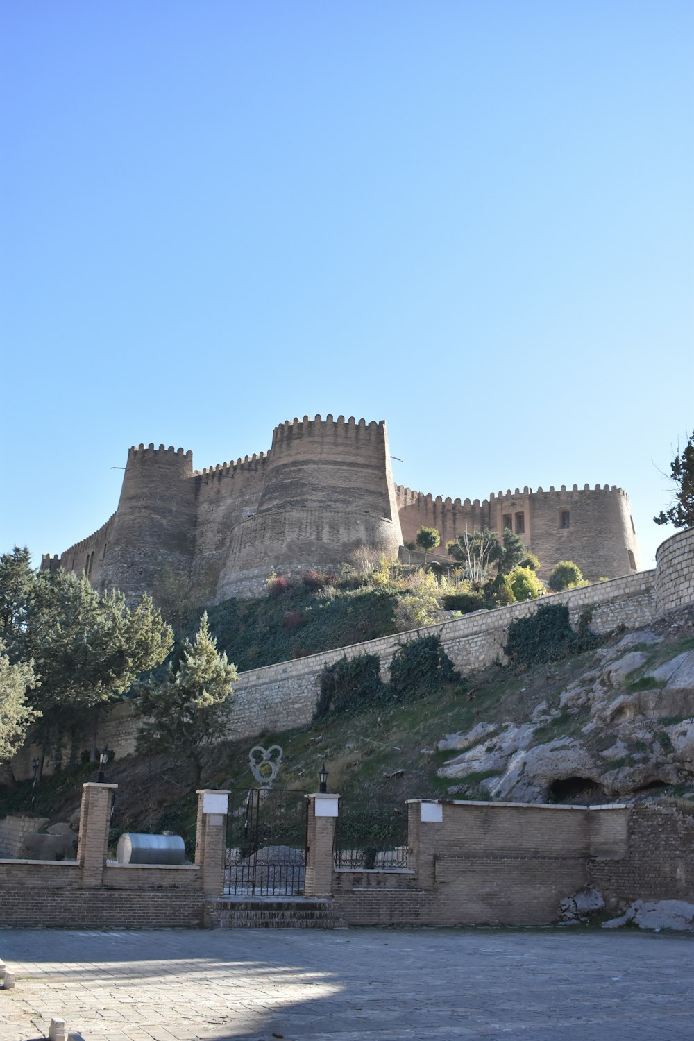 Un gran castillo situado en la cima de una colina