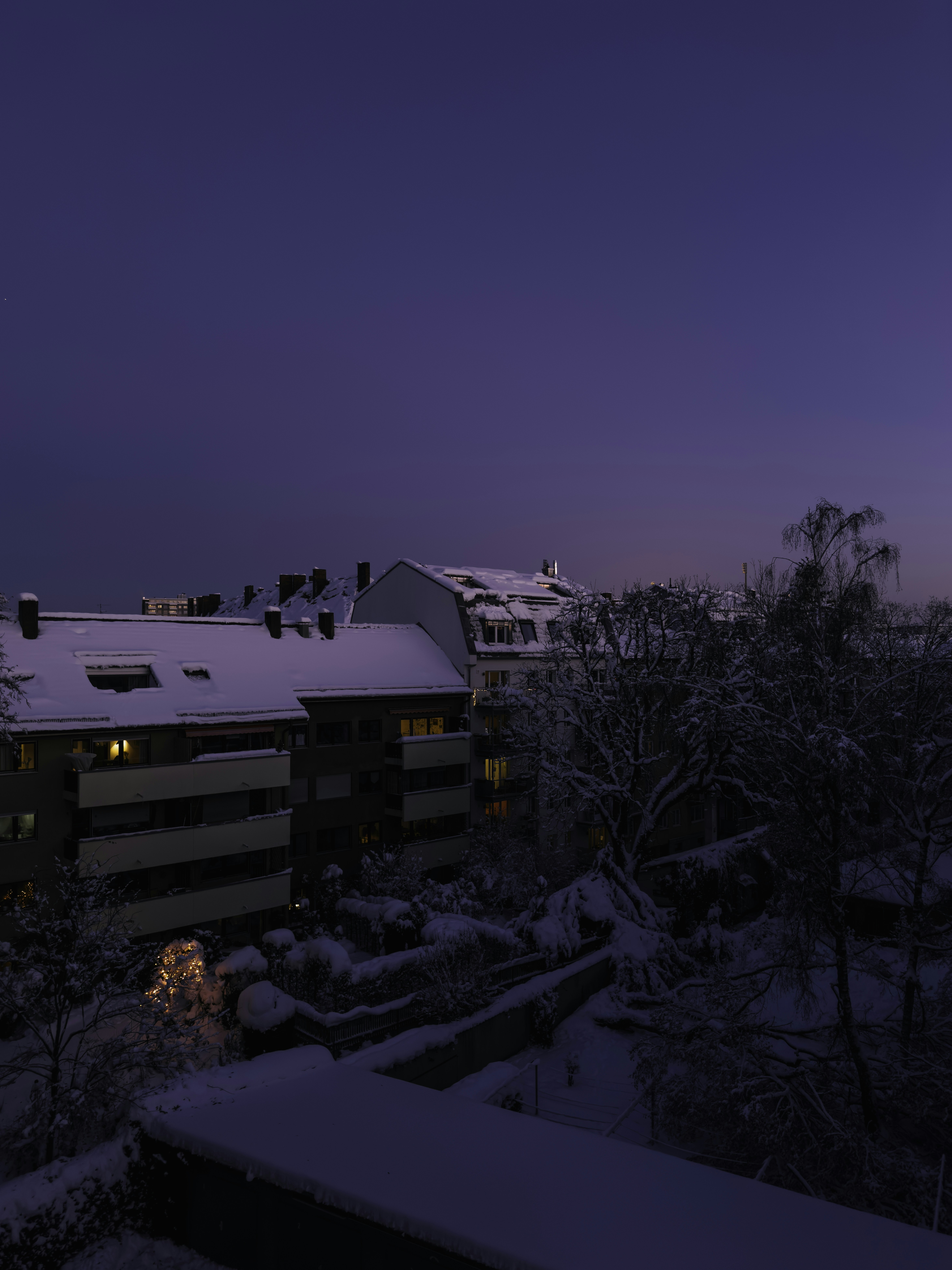 un edificio con molta neve sopra
