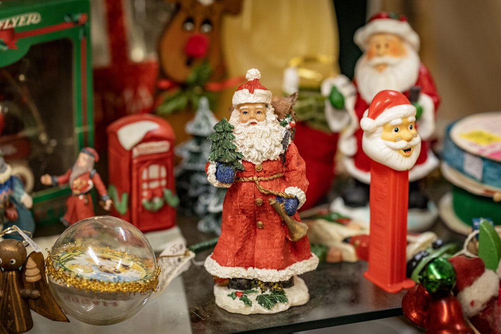 Une collection de figurines de Noël sur une table
