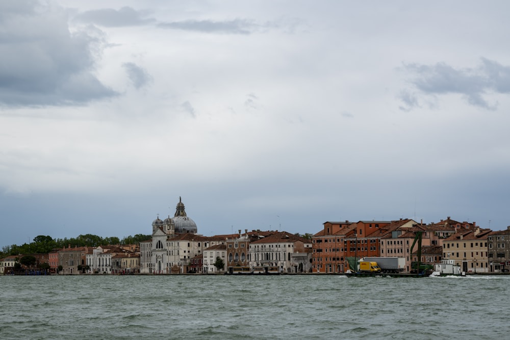 Un grande specchio d'acqua con una città sullo sfondo