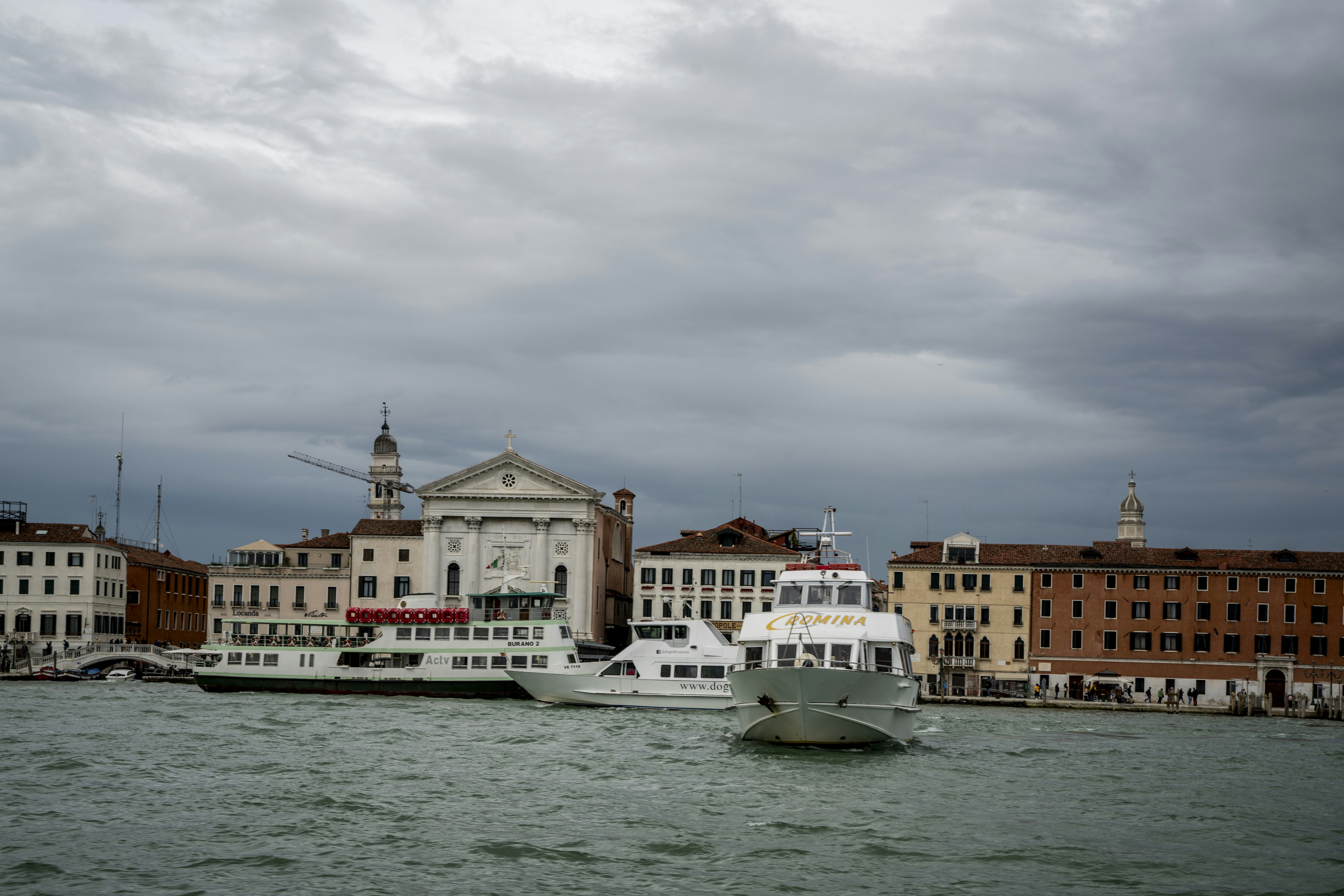 a couple of boats that are sitting in the water, Venice city