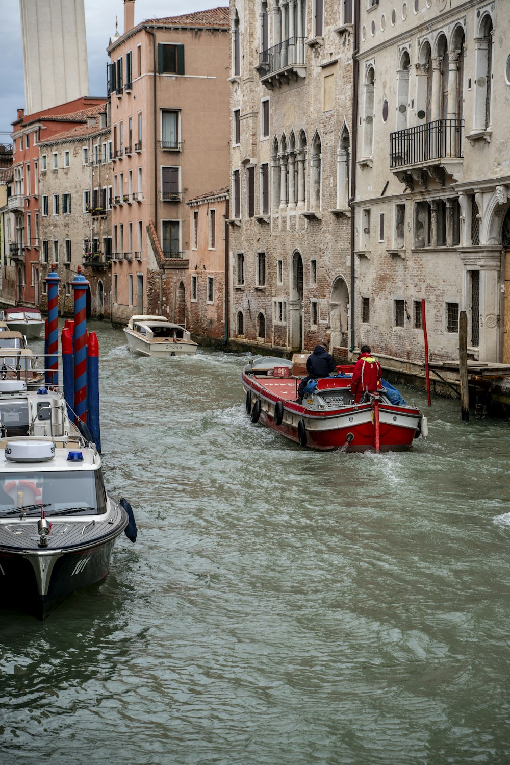 un paio di barche che sono in acqua