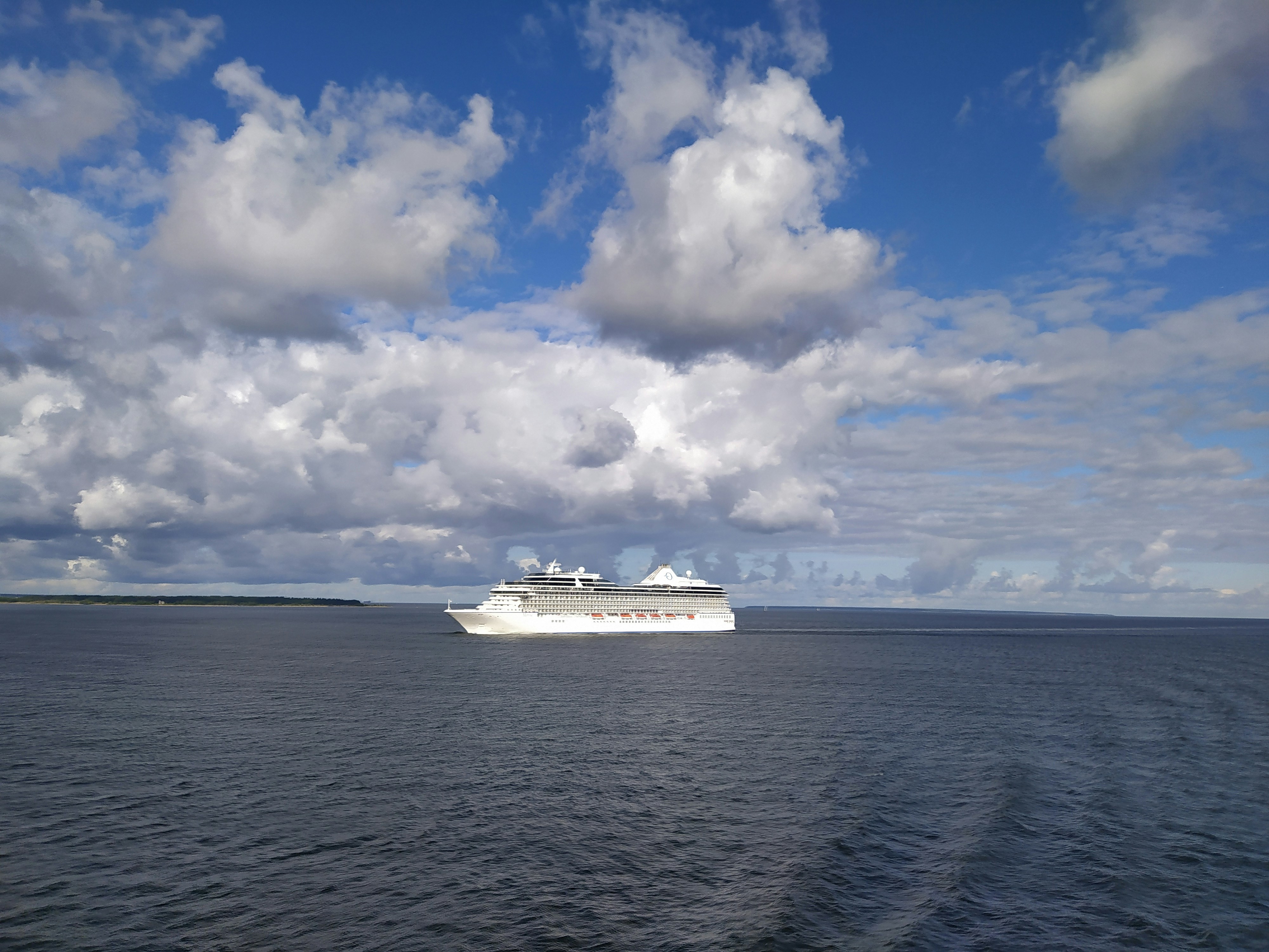 um navio de cruzeiro no meio de um corpo de água