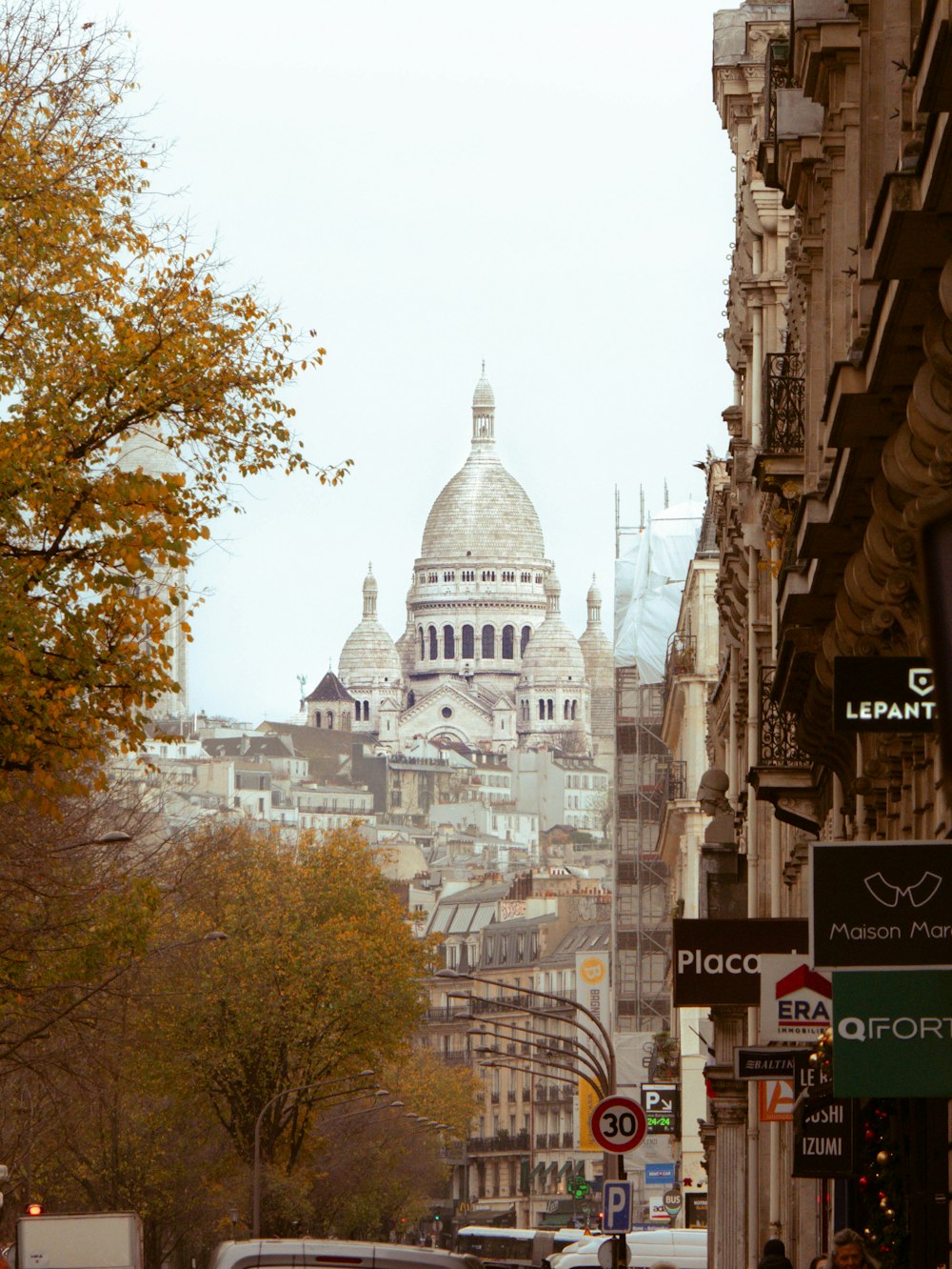 uma vista de uma cidade com uma catedral ao fundo