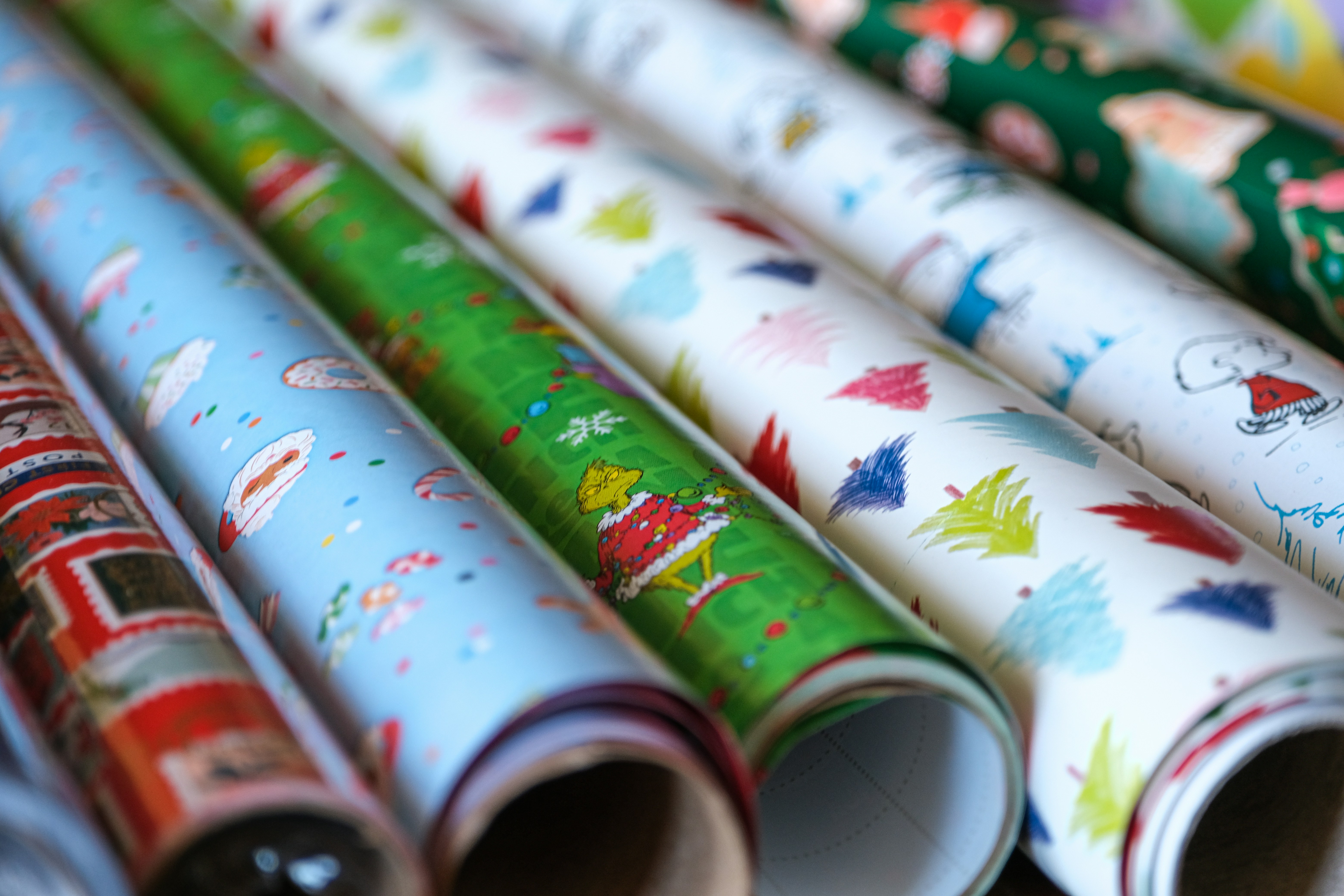 Fotomural a close up of a bunch of wrapping paper