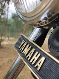 A friendly Yamaha Oriente staff member assisting a customer with motorcycle options.