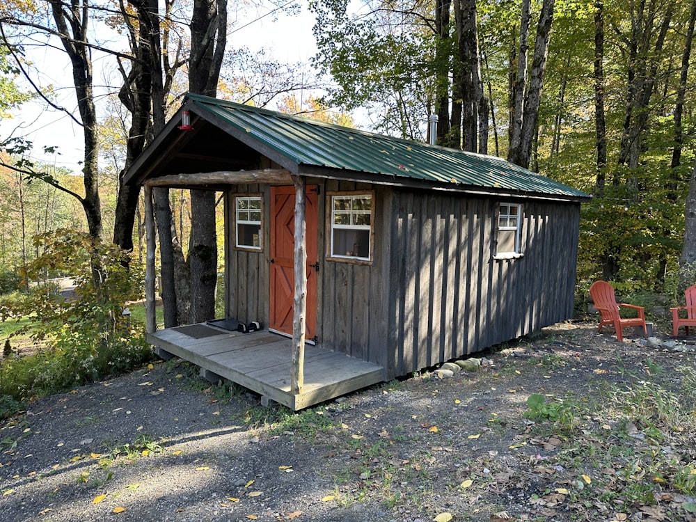 a small cabin in the middle of a wooded area