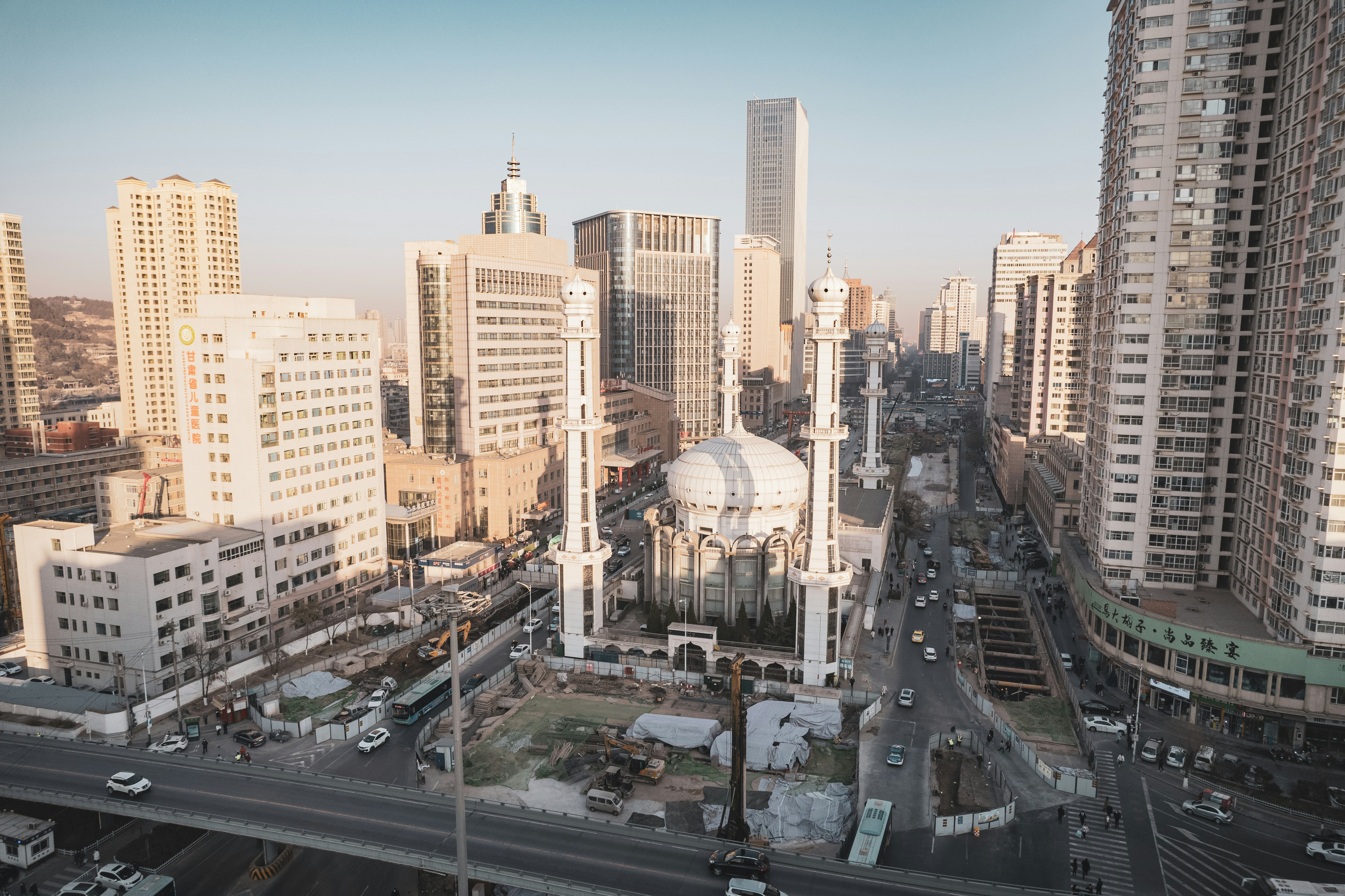 Blick auf eine Stadt mit hohen Gebäuden