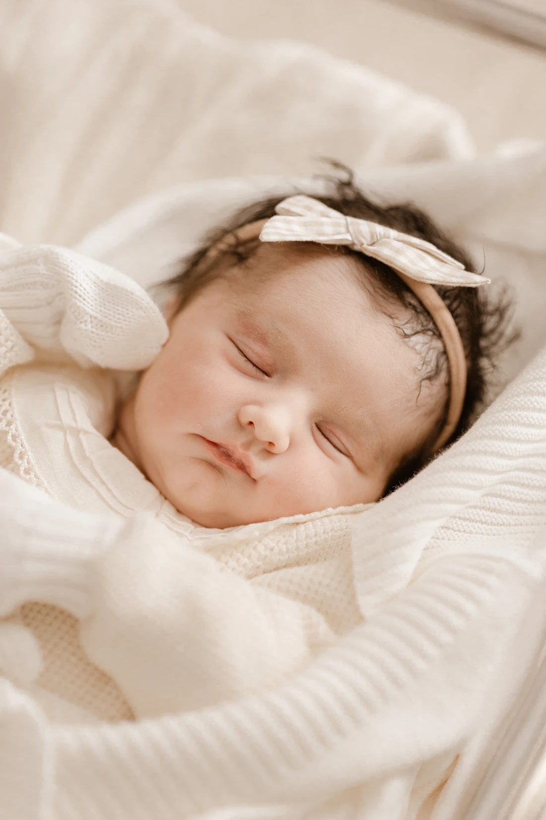 Portrait de bébé dans un lange blanc — image d’illustration