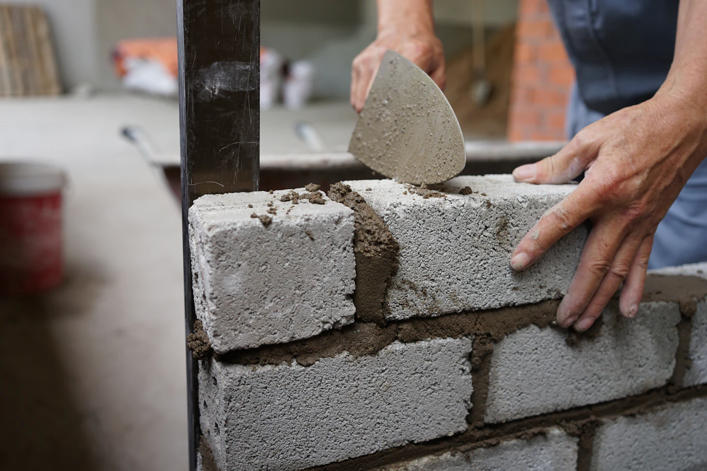 Muro de block en construcción con la cuchara de albañil