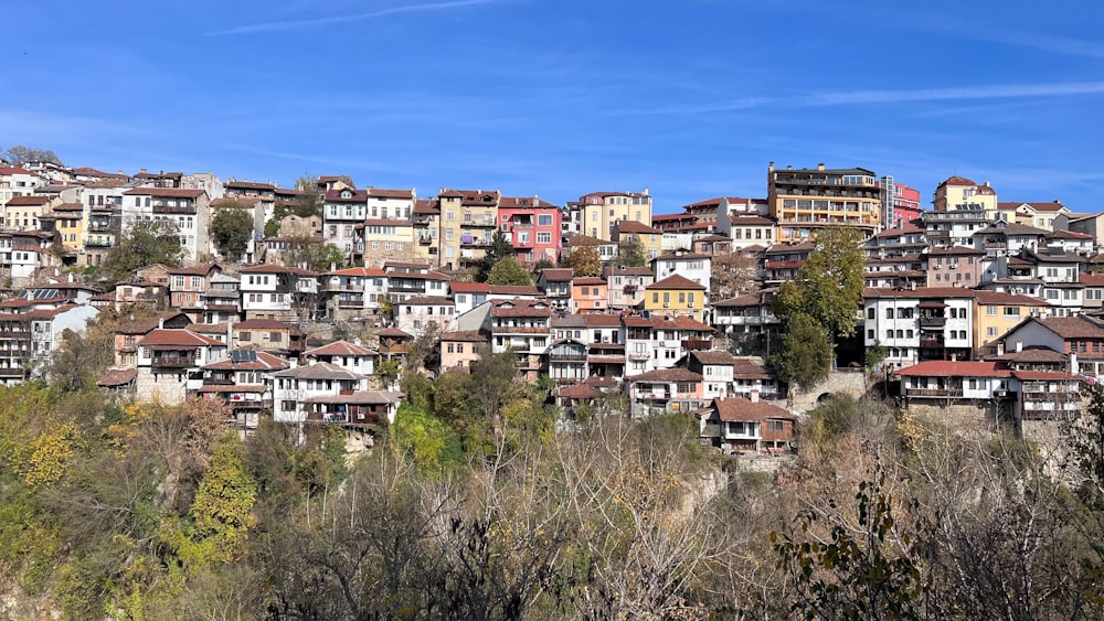 Un gran grupo de edificios en una ladera