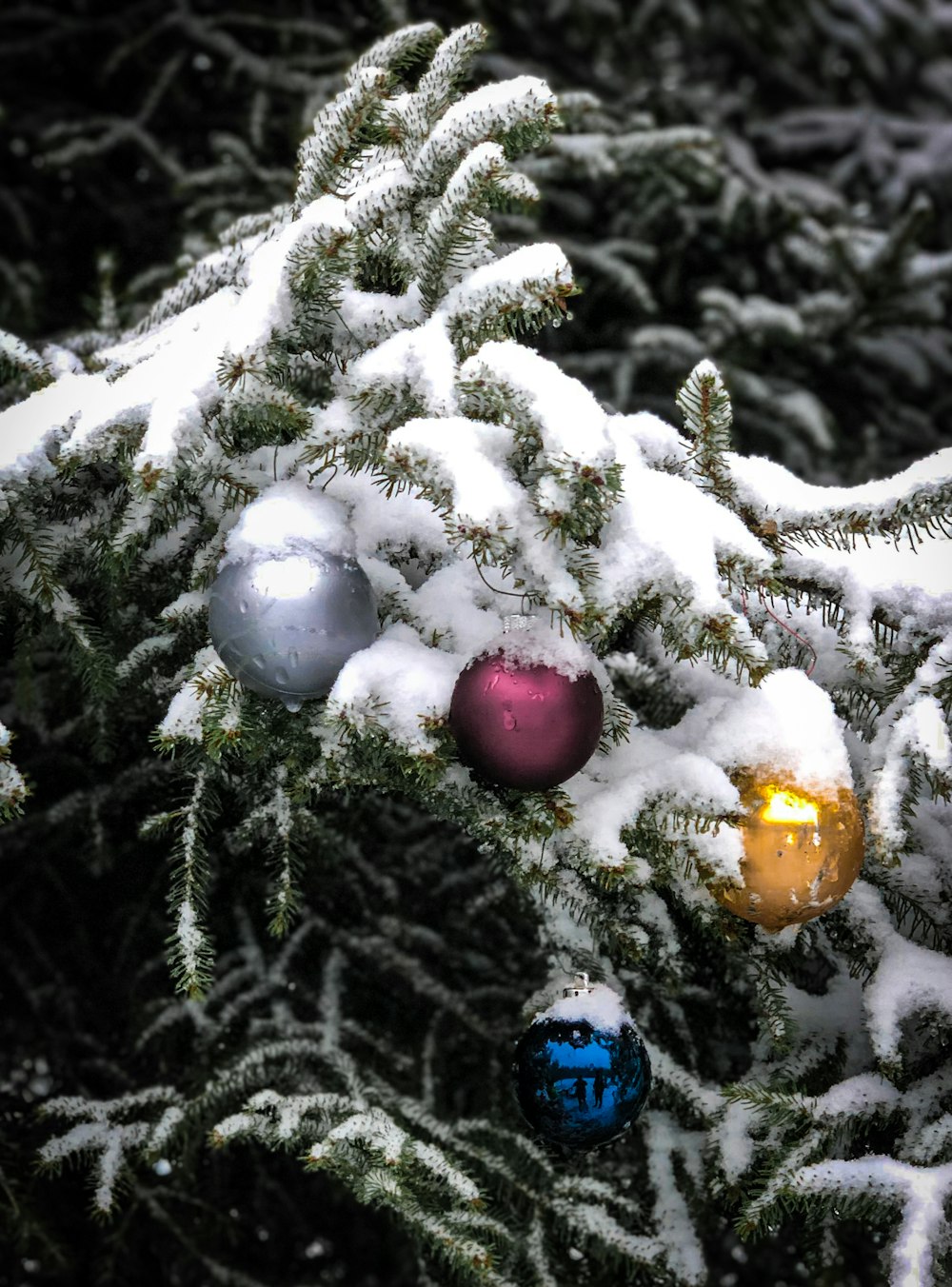 Um close up de uma árvore de Natal com ornamentos