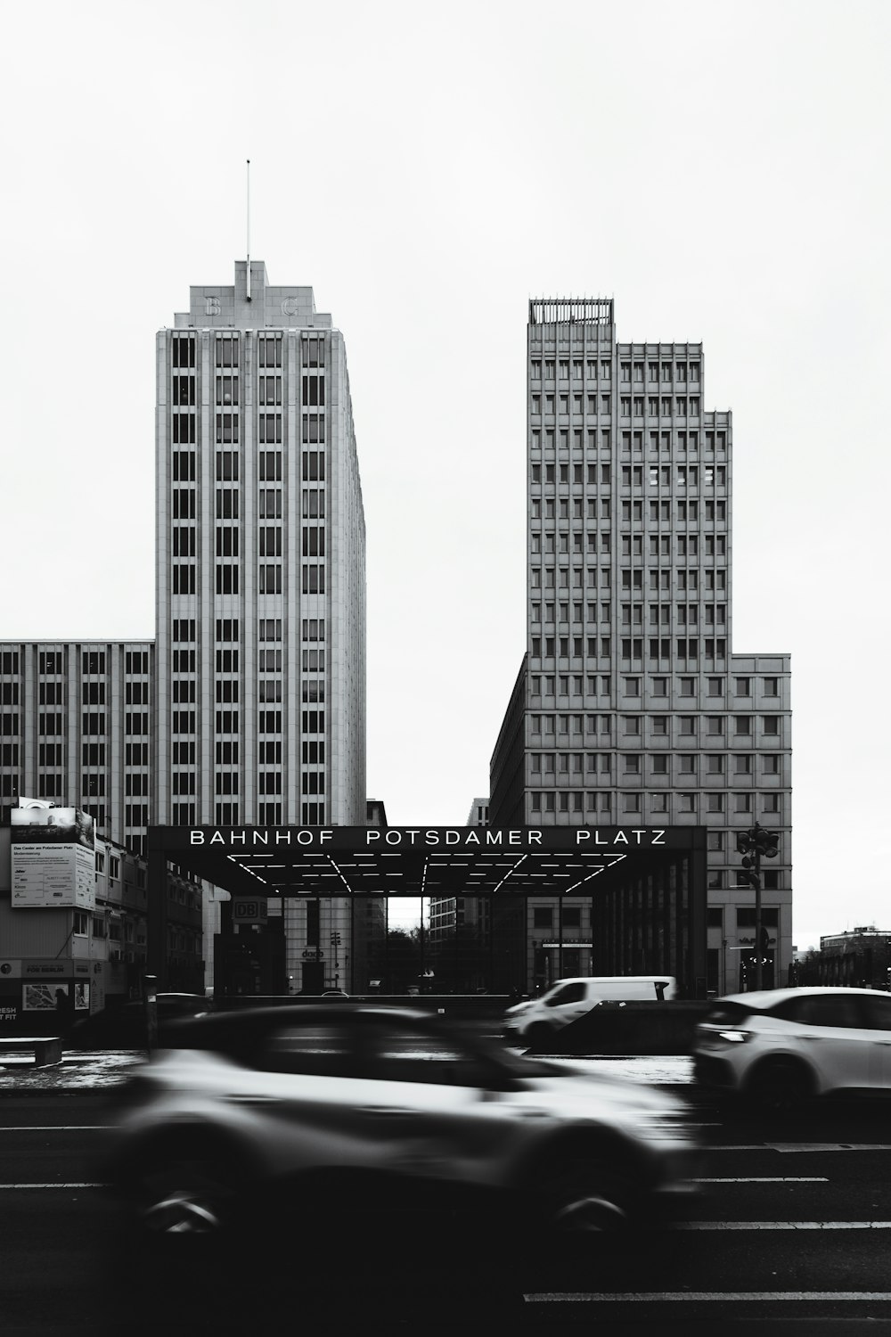 高層ビルが立ち並ぶ街の白黒写真
