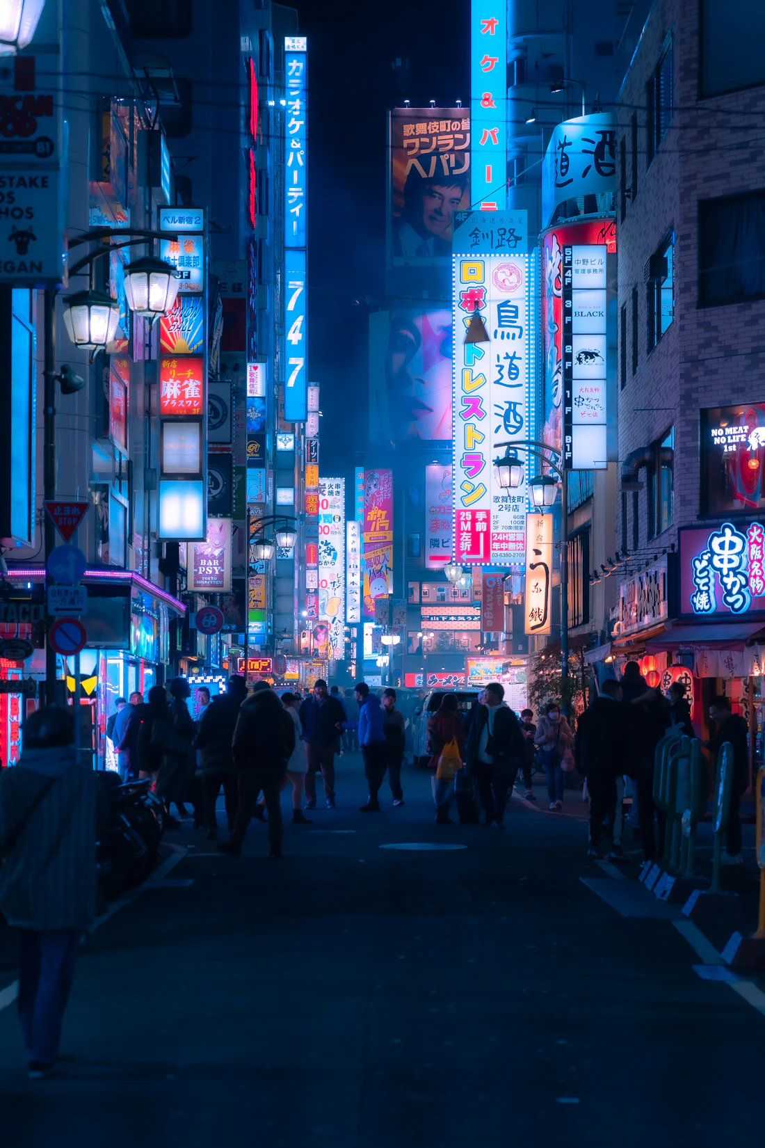 ネオンが光る東京の夜の通り