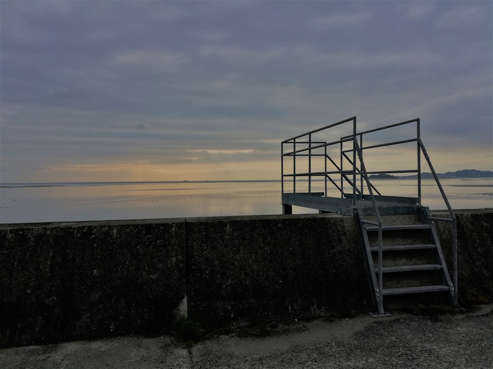 un escalier menant à l’eau