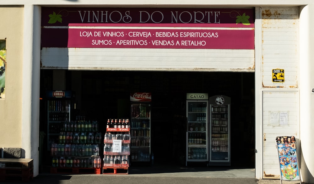 a store front with a sign that says vinnos do morte