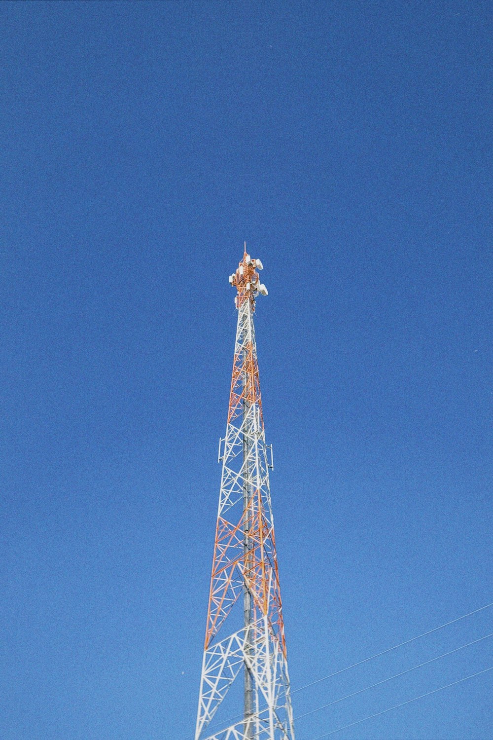 una torre muy alta con un reloj de costado