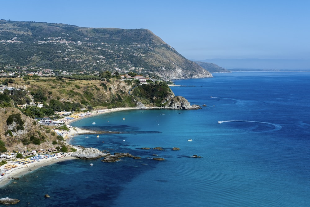 una vista di una spiaggia con una barca in acqua