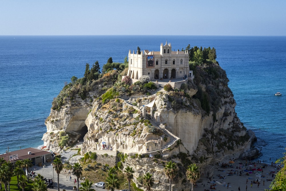 Un castello arroccato in cima a una scogliera vicino all'oceano