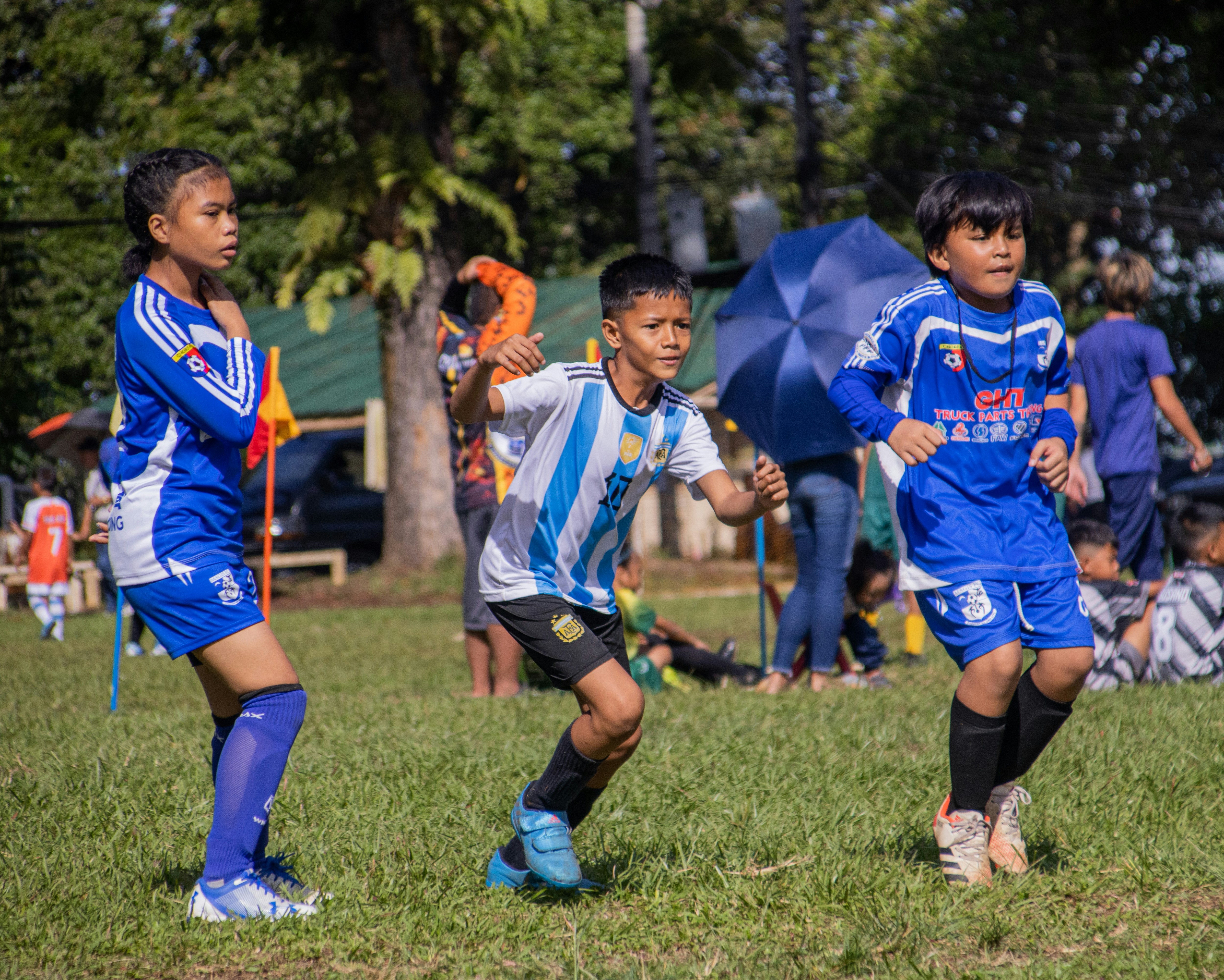 Vista aérea de un partido nocturno con líneas compactas en mediocampo