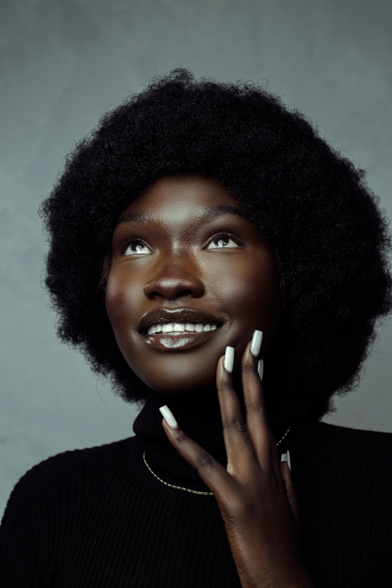 Femme souriante aux ongles blancs
