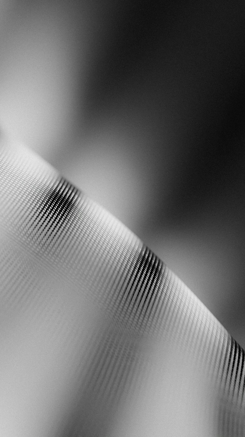 uma foto em preto e branco de um objeto curvo