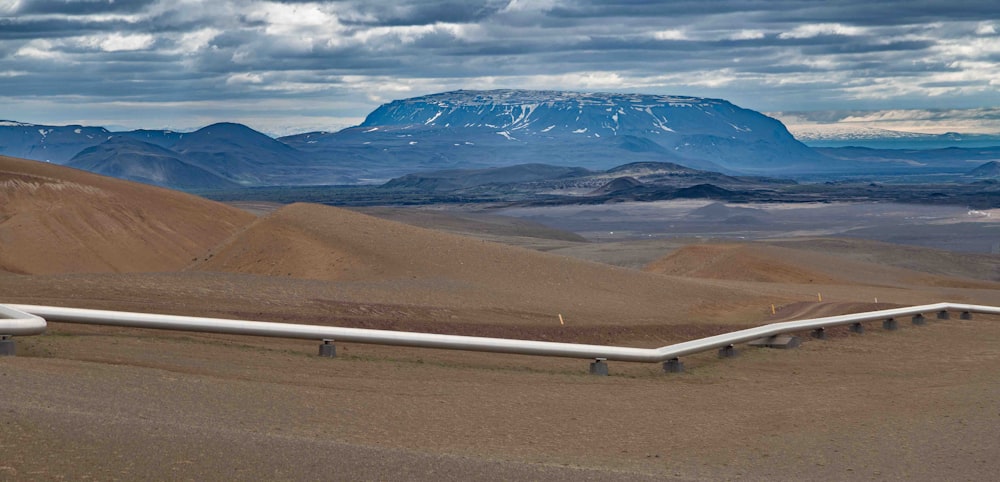 un gros tuyau sur le bord d’une route